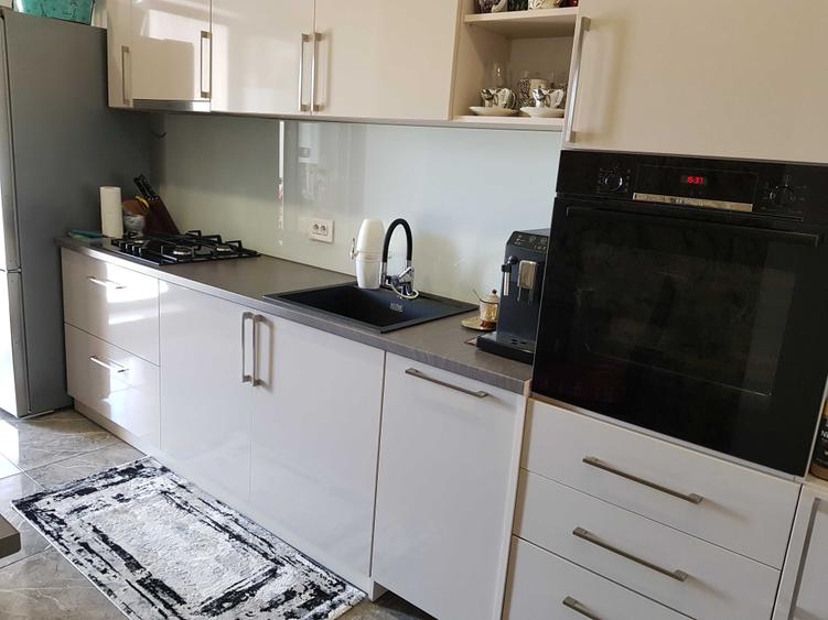Apartament cu 3 camere decomandat în Carrefour