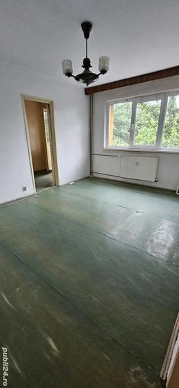 Apartament cu 3 camere semidecomandat în Vest