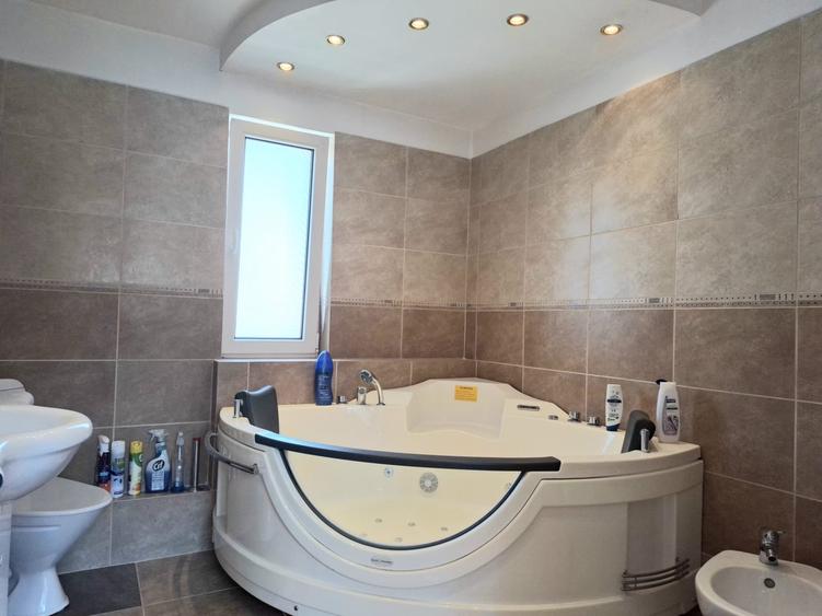Casă individuală cu 8 camere cu Canalizare în Codlea