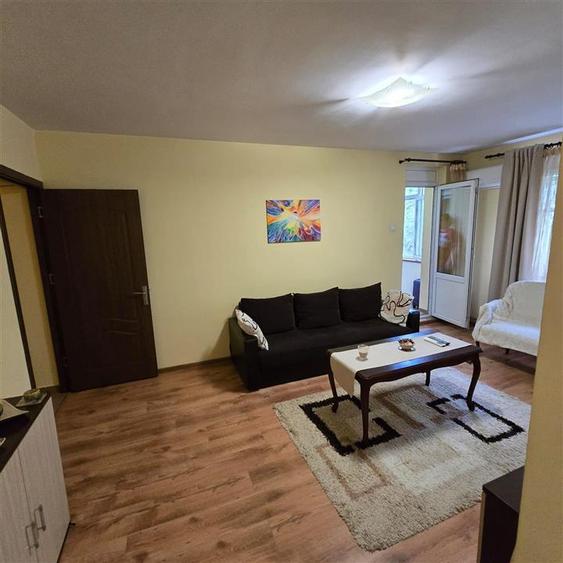 Apartament cu 3 camere semidecomandat în Podu Roș