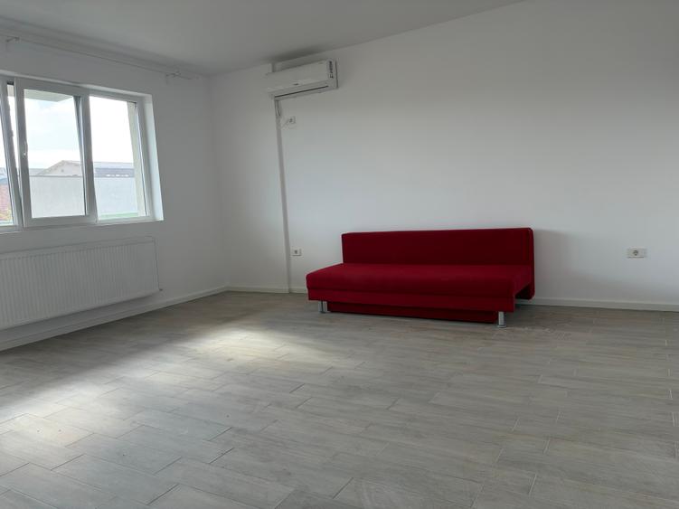 Apartament cu 3 camere decomandat în Titan