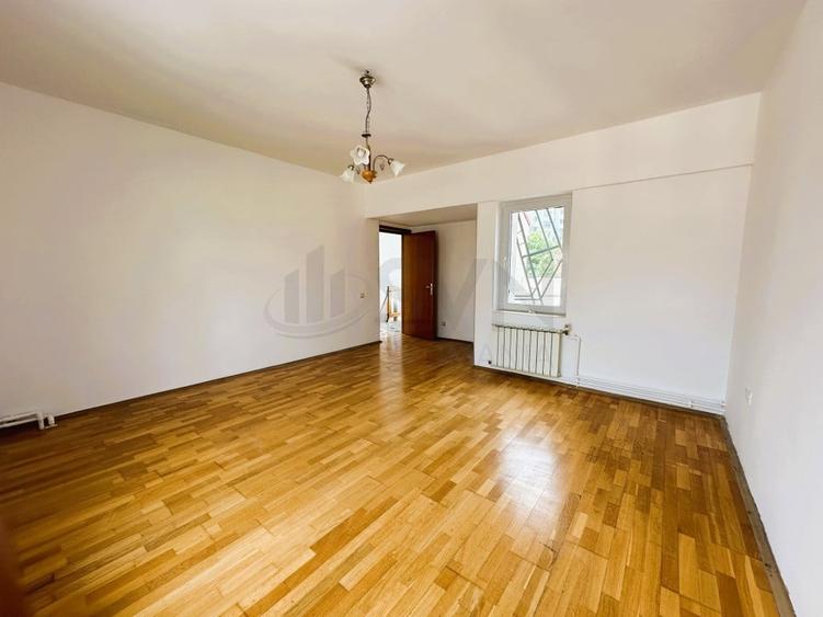 Casă cu 5 camere cu Teren 380 Mp în Domenii
