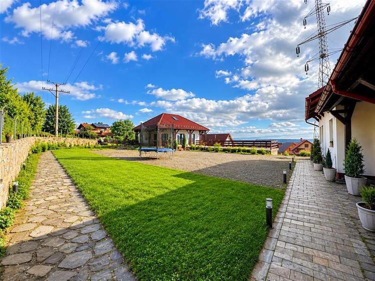 Casă individuală cu 8 camere cu Teren 1348 Mp în Simeria