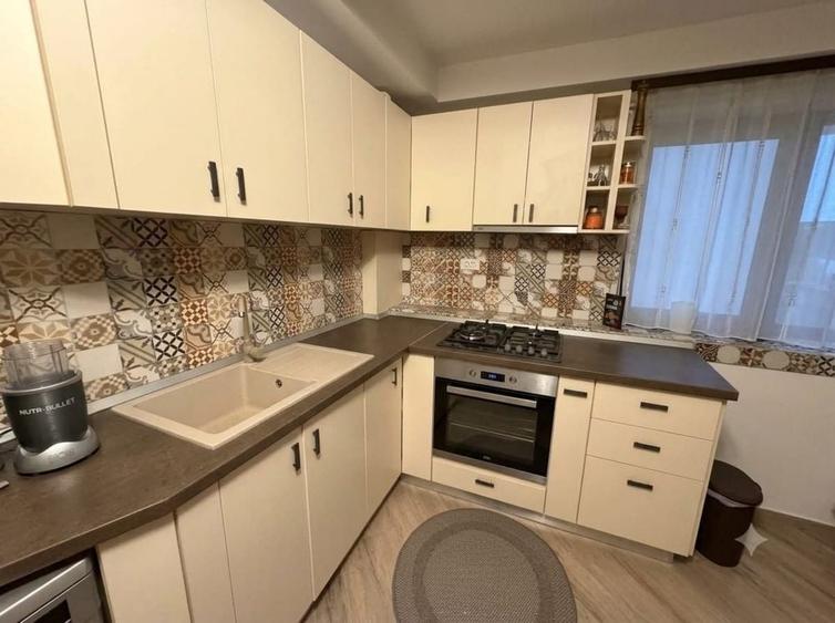 Apartament cu 3 camere semidecomandat în Giulești