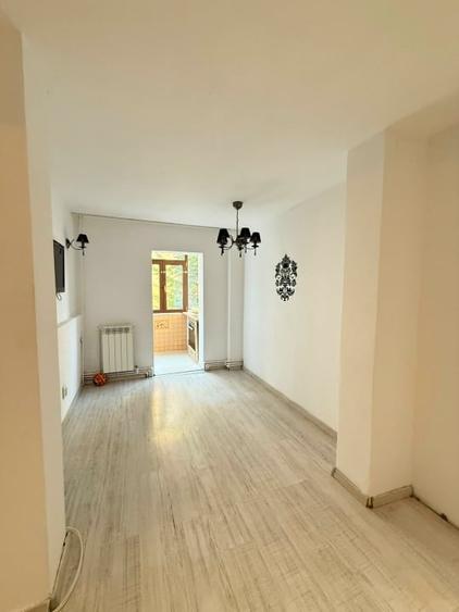 Apartament cu 3 camere decomandat, mobilat în Podu Roș