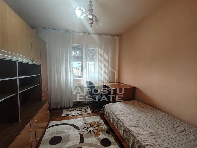 Apartament cu 3 camere semidecomandat, mobilat în Complex Studențesc