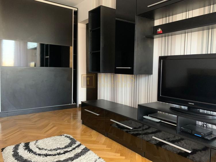 Apartament cu 3 camere semidecomandat, mobilat în Circumvalațiunii