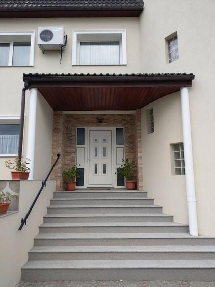 Casă cu 4 camere în Central