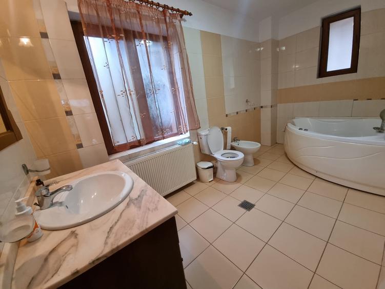 Casă individuală cu 5 camere cu Canalizare în Central