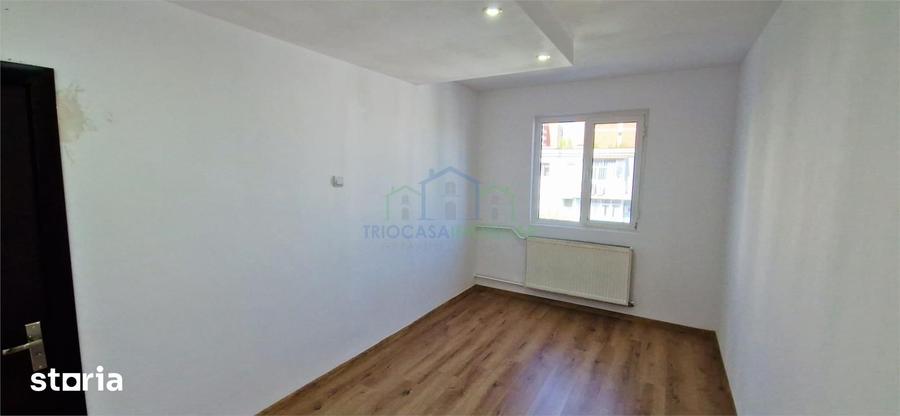 Apartament cu 3 camere semidecomandat în Craiovița Nouă