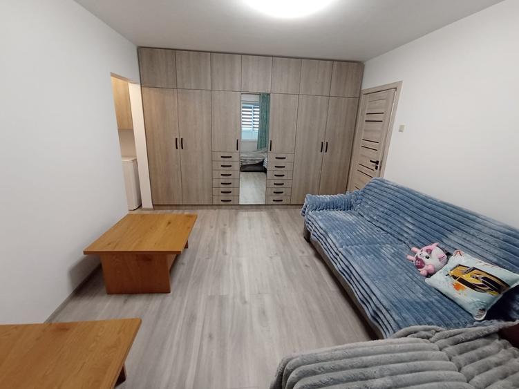 Apartament cu 2 camere semidecomandat, mobilat în Baza 3