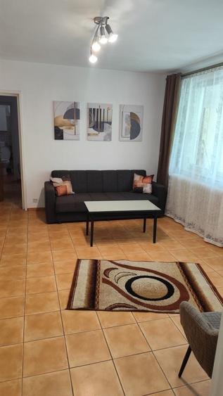 Apartament cu 3 camere semidecomandat în Obor