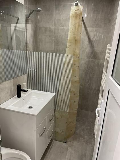 Apartament cu 3 camere semidecomandat în Hipodrom