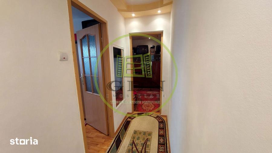 Apartament cu 3 camere semidecomandat, mobilat în Craiovița Nouă