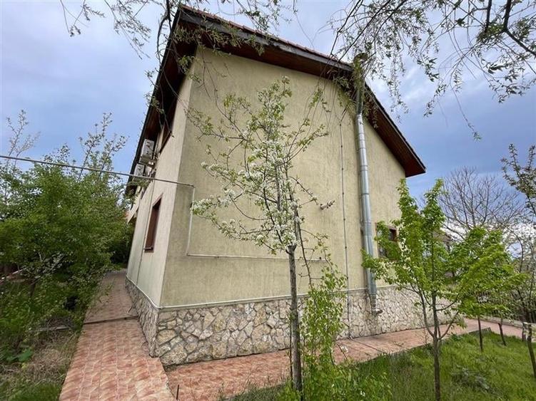 Apartament cu 10 camere decomandat, mobilat în Mineri