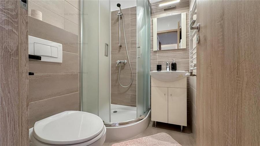 Apartament cu 3 camere decomandat, mobilat în Tractorul