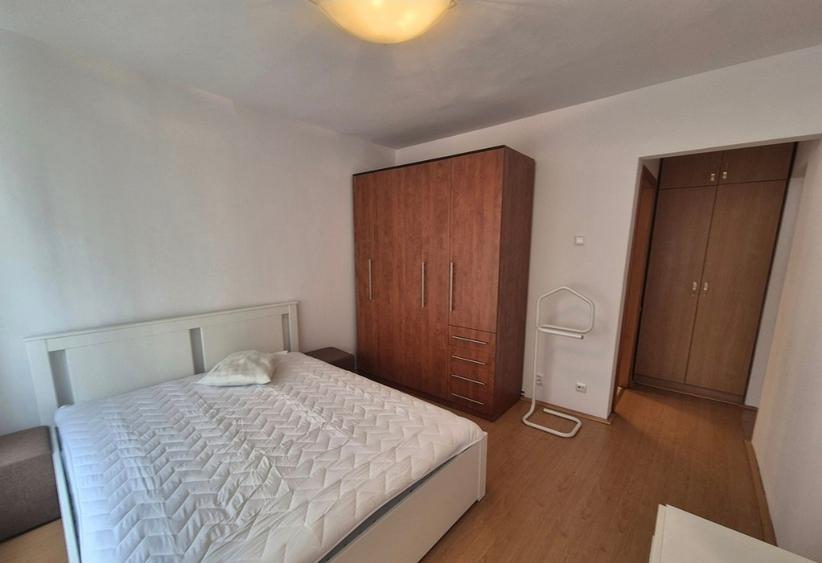 Apartament cu 3 camere semidecomandat, mobilat în Central