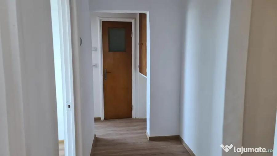 Apartament cu 3 camere decomandat în Sud