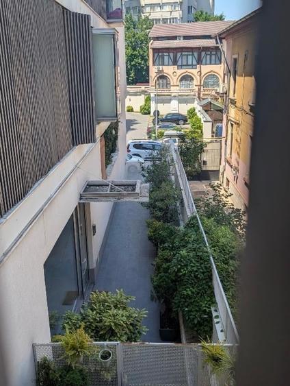 Apartament cu 3 camere semidecomandat, mobilat în Victoriei