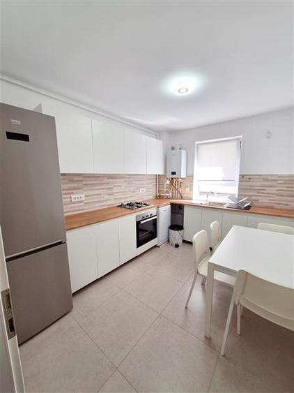 Apartament cu 3 camere decomandat în Tractorul