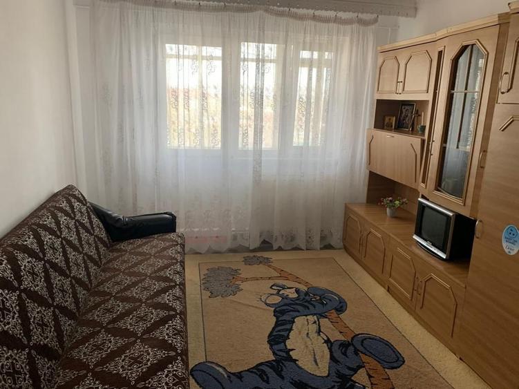 Apartament cu 3 camere semidecomandat, mobilat în Milcov
