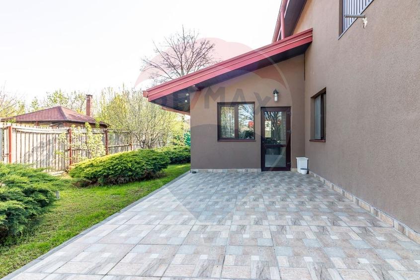 Casă individuală cu 4 camere cu Teren 1058 Mp în Central
