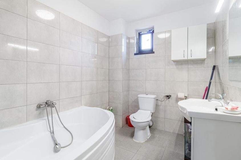 Casă individuală cu 4 camere cu Canalizare în Central
