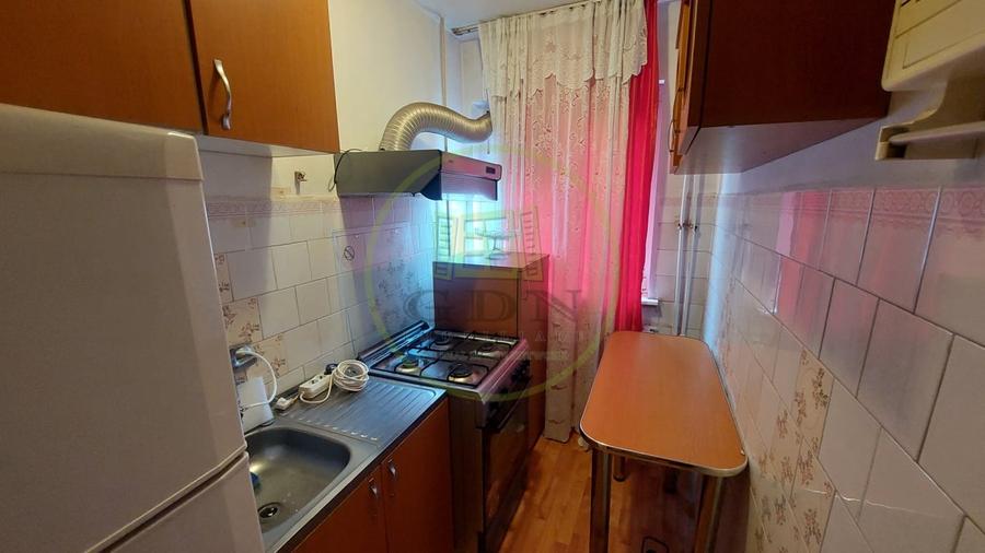 Apartament cu 3 camere semidecomandat, mobilat în Cornitoiu