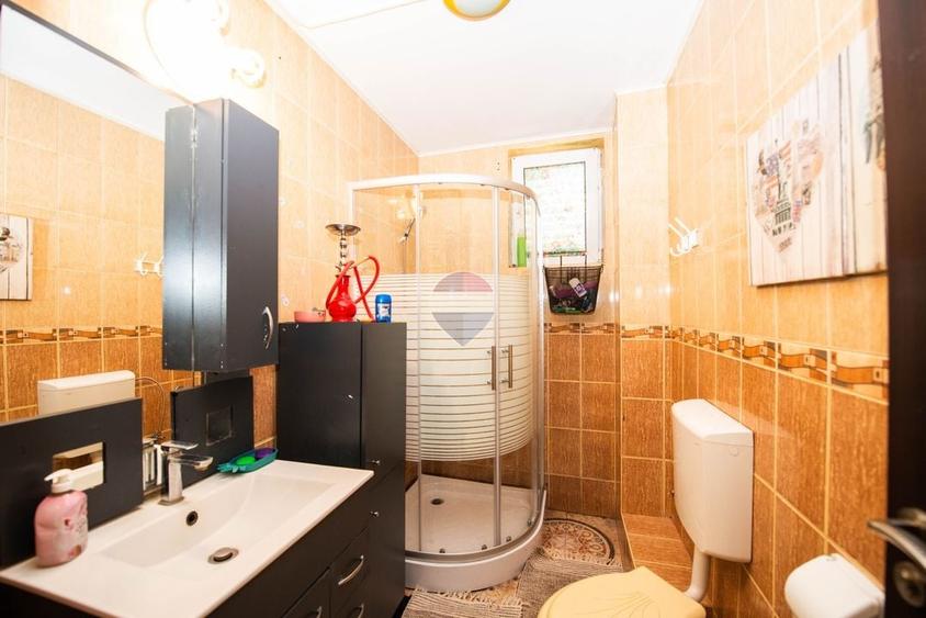 Casă individuală cu 7 camere cu Teren 383 Mp în Periferie