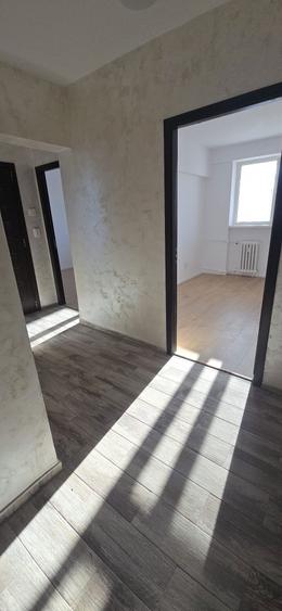 Apartament cu 3 camere decomandat în Cățelu