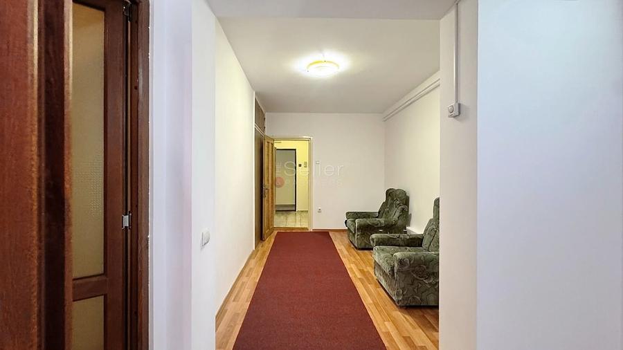 Apartament cu 3 camere semidecomandat, mobilat în Poiana Brașov