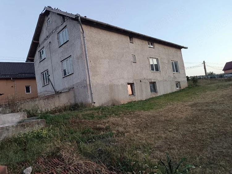Casă cu 11 camere cu Teren 750 Mp în Luncani