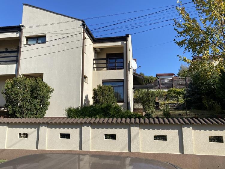 Casă individuală cu 9 camere cu Teren 521 Mp în Bucium