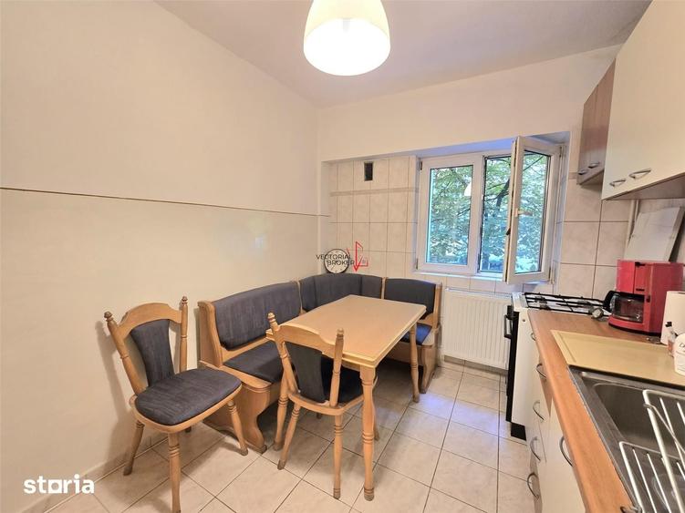 Apartament cu 4 camere decomandat în Tei