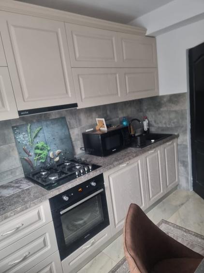 Apartament cu 3 camere decomandat, mobilat în Putna