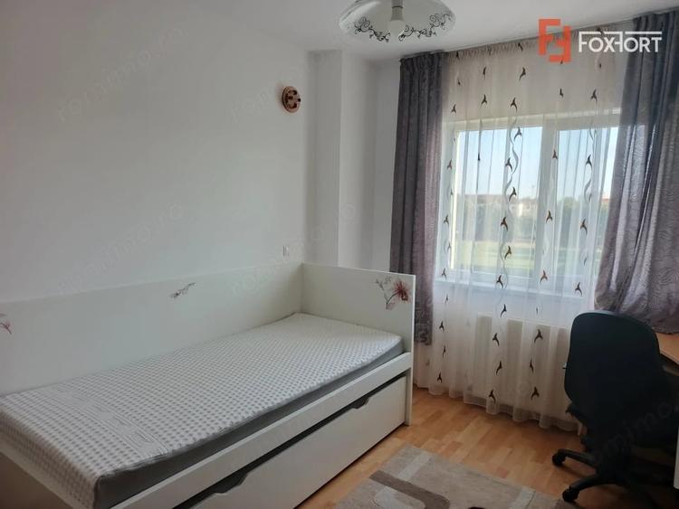 Apartament cu 3 camere semidecomandat în Aradului