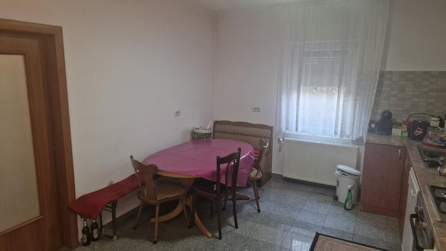 Casă individuală cu 5 camere cu Canalizare în Roșu