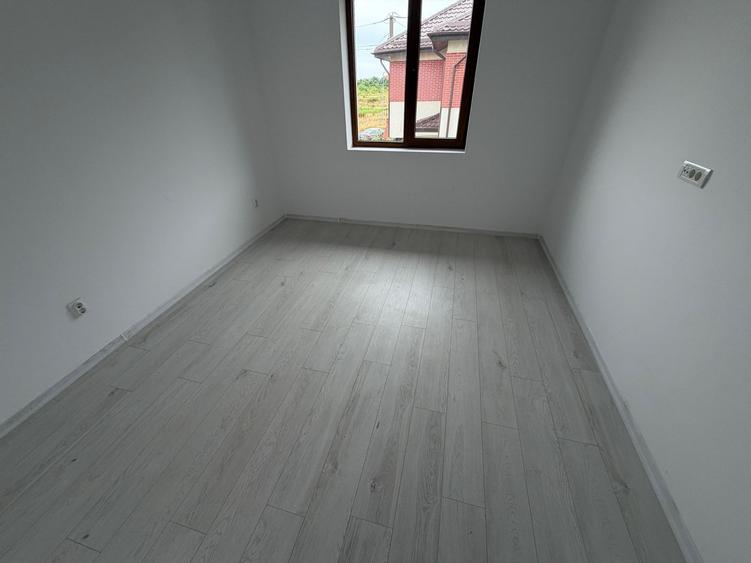 Duplex cu 4 camere cu Canalizare în Central