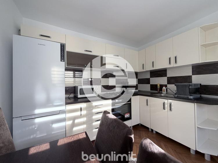 Apartament cu 3 camere decomandat, mobilat în Central