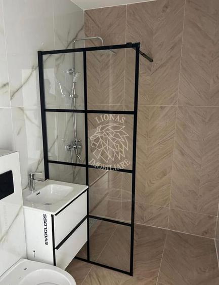 Apartament cu 3 camere semidecomandat în Calea Moldovei