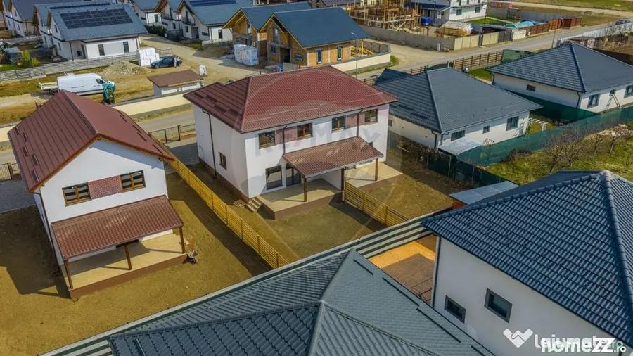 Casă cu 8 camere cu Teren 500 Mp în Tărlungeni