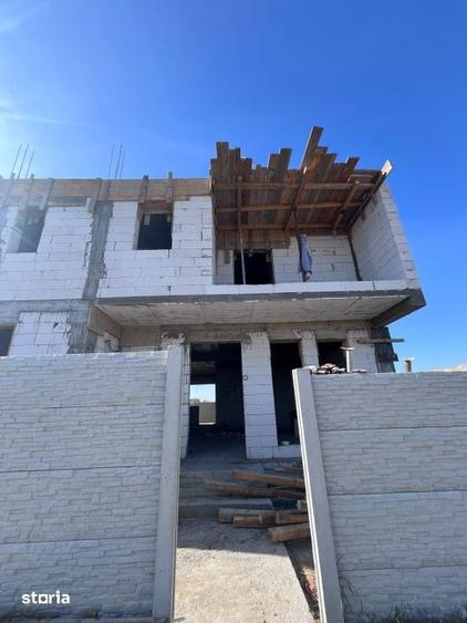 Casă cu 5 camere cu Teren 330 Mp în Malu Mare