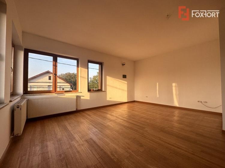 Casă individuală cu 10 camere cu Piscina în Dumbrăvița
