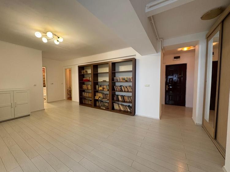 Apartament cu 3 camere semidecomandat în Cățelu