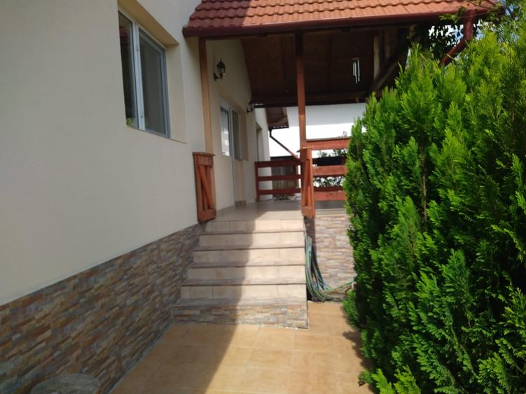 Casă individuală cu 3 camere cu Canalizare în Est