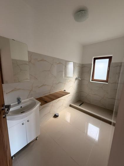 Spațiu comercial, de 77 mp, în Florești