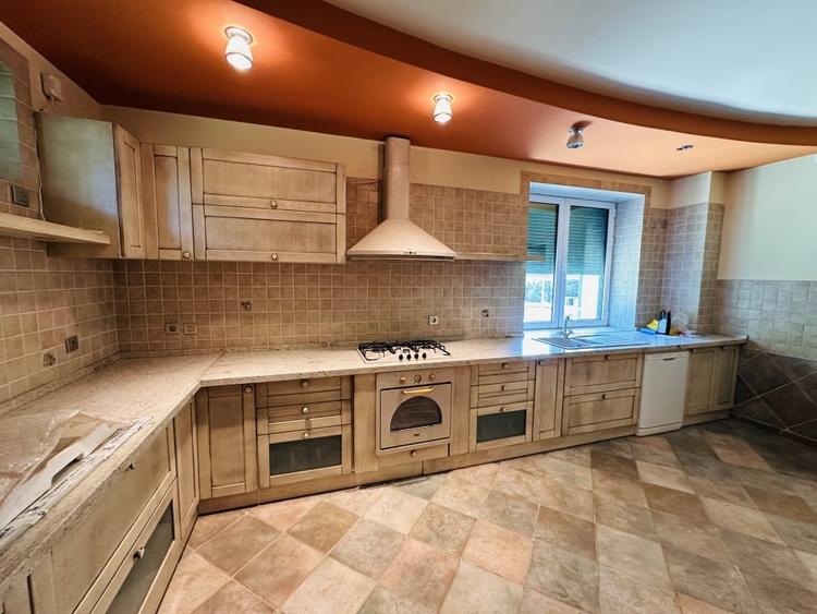 Duplex cu 12 camere cu Piscina în Roșu