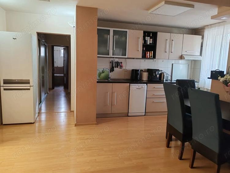 Apartament cu 4 camere decomandat în Micro 20
