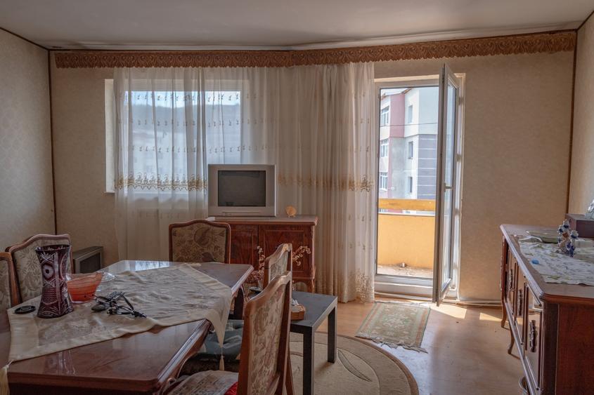 Apartament cu 3 camere decomandat, mobilat în Moinești