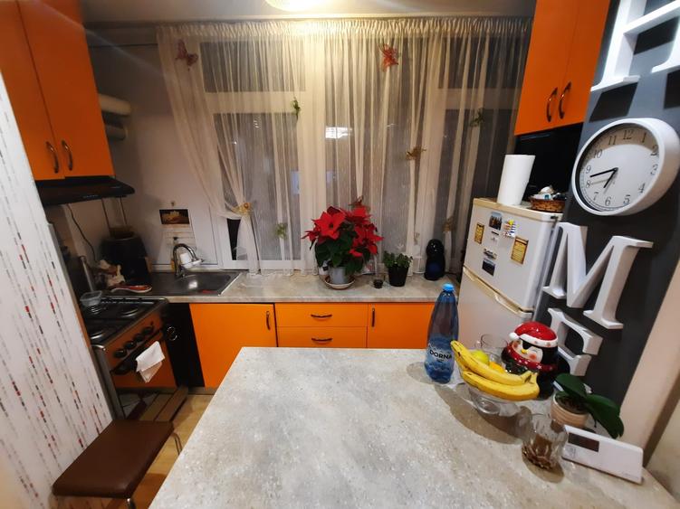 Apartament cu 3 camere semidecomandat, mobilat în Tătărași